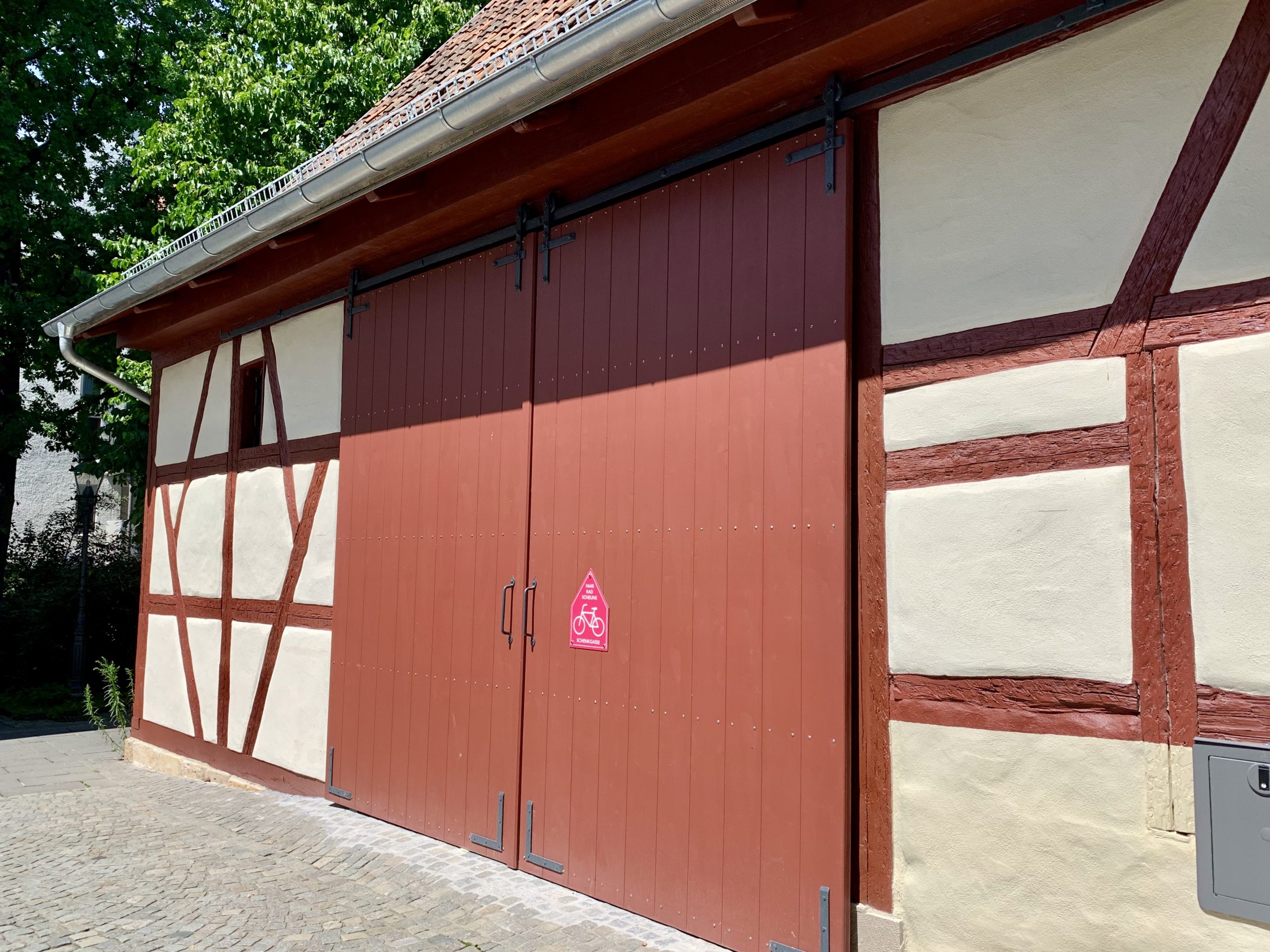 Fahrradstellplätze und Drehkreuz im Inneren einer Scheune.