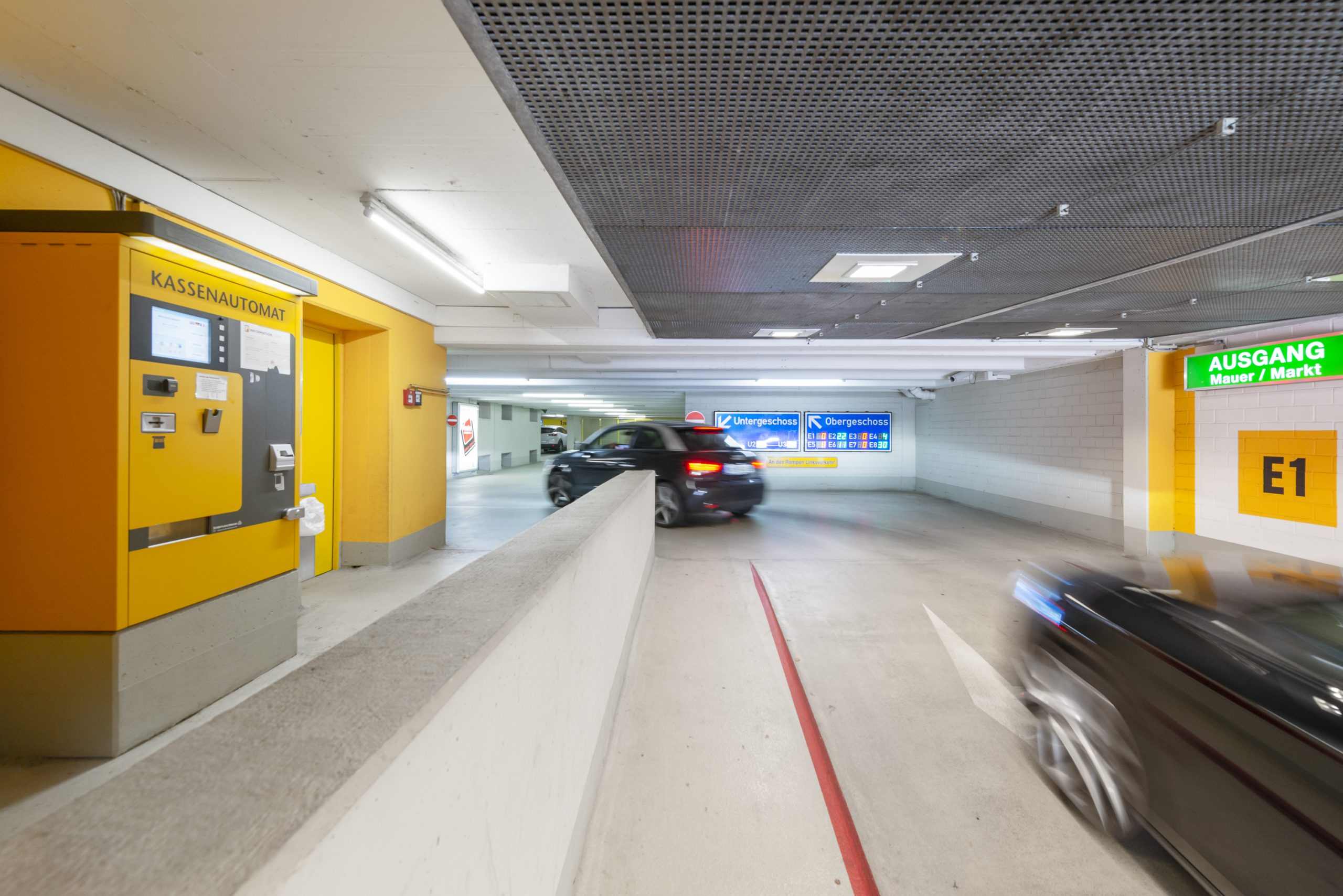 Ebene 1 Parkhaus Mauer Fahrende Autos in einem Parkhaus.