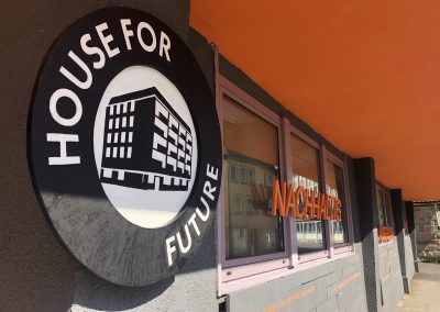 Logo „House For Future“ an der Fassade des Gebäudes Heiligkreuzstraße 26.