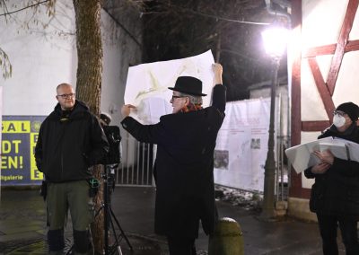 Stadtführer, der einen Plan zeigt.