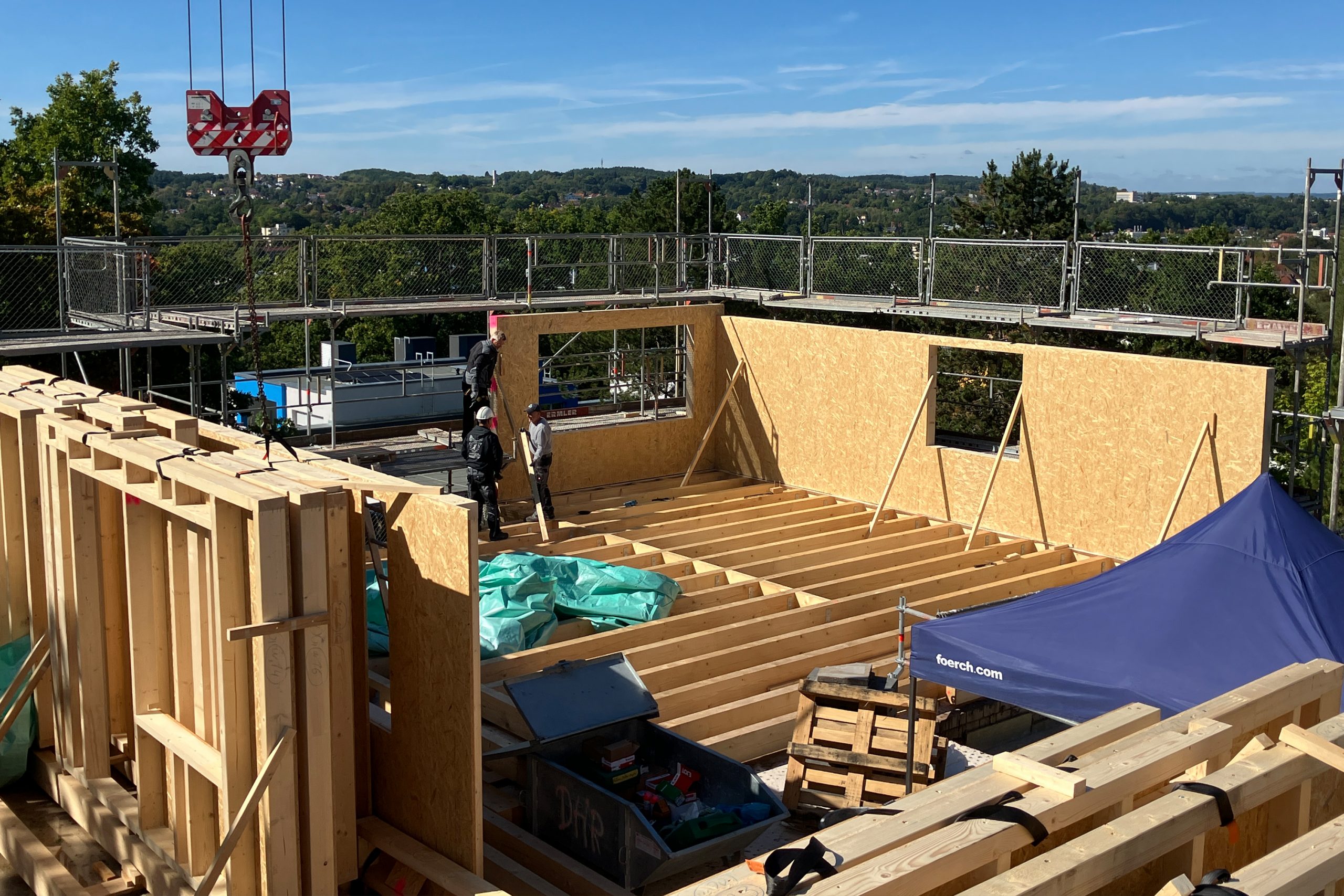 Holzaufstockung Oberer Pelzhügel 5 Baustelle mit Holzwänden und Ausblick ins Grüne
