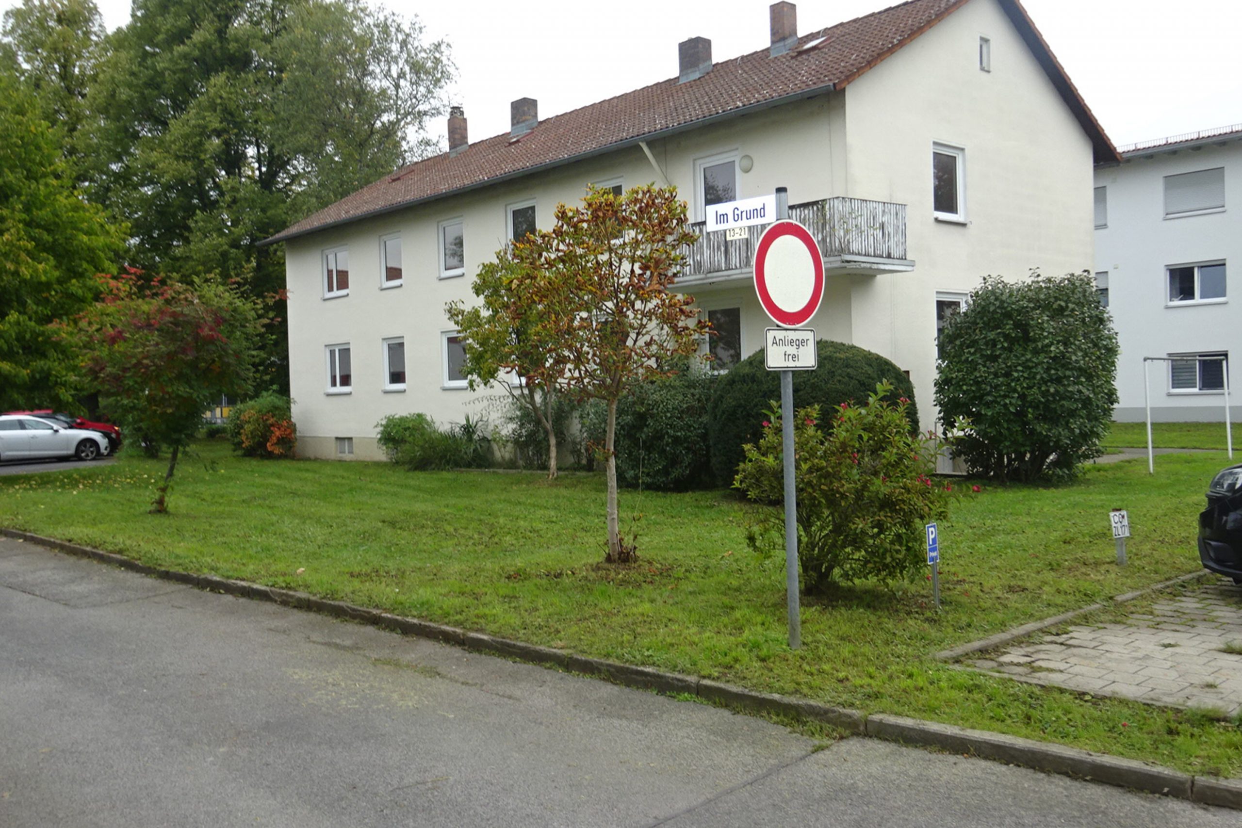 Mehrfamilienhaus im Grünen.
