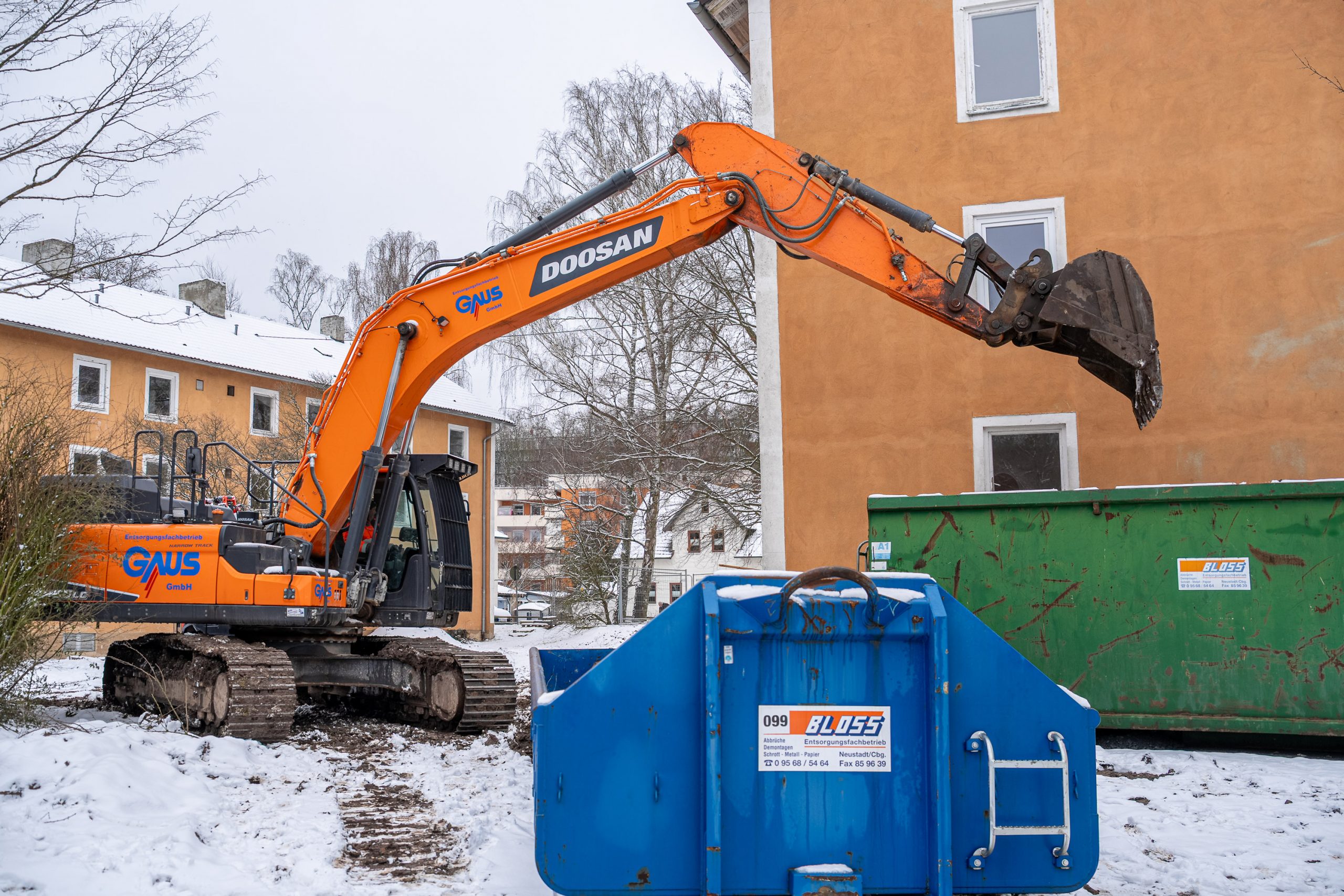 Karl-Türk-Straße 13-15-17 Bagger und Baucontainer vor Gebäuden.