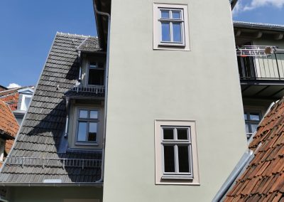Hellgrüne Gebäudefassade
