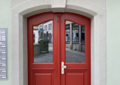 Detailaufnahme einer roten Eingangstür.