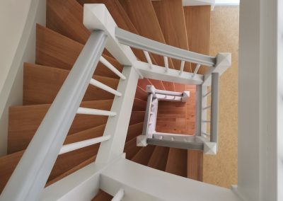 Von Oben nach Unten fotografiertes Treppenhaus aus Holz.