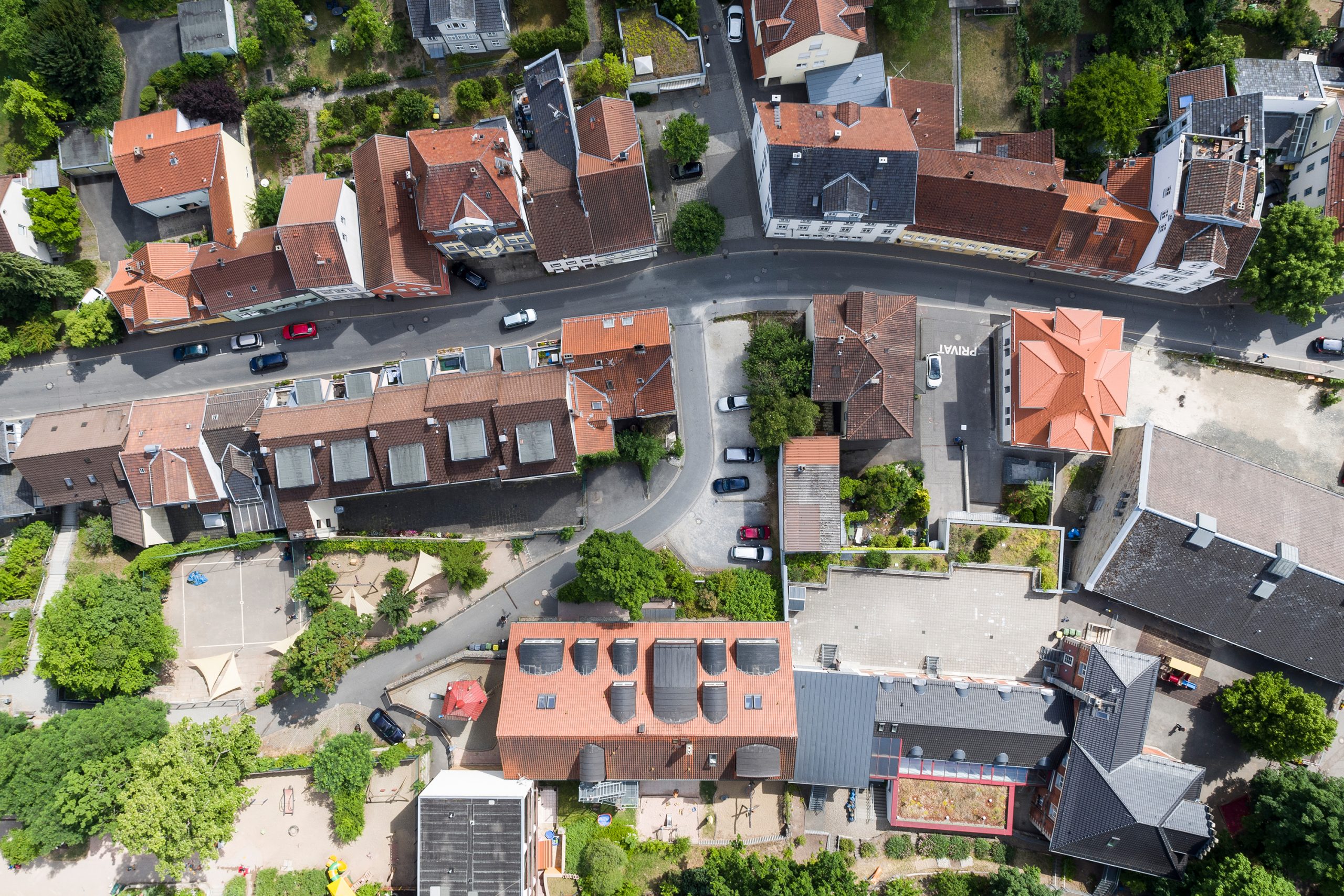 Luftaufnahme Leopoldstraße Luftaufnahme einer Straße mit Gebäuden links und rechts davon.