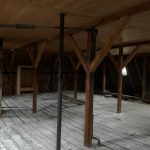 Dachboden mit Holzbalken