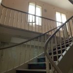 Treppenaufgang in einem älteren Gebäude