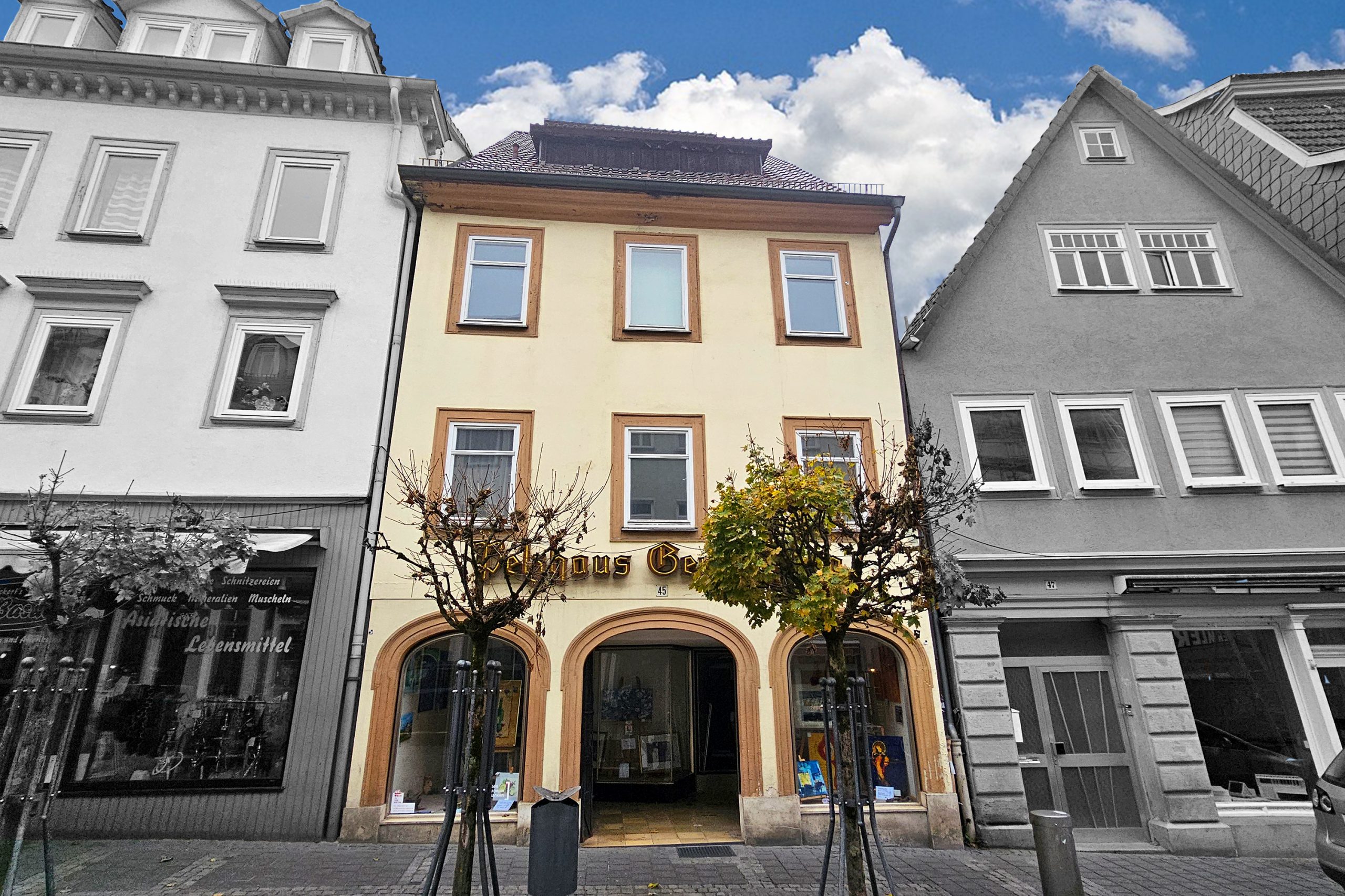 Steinweg 45 Fassade Gebäudefassade mit bäumen davor