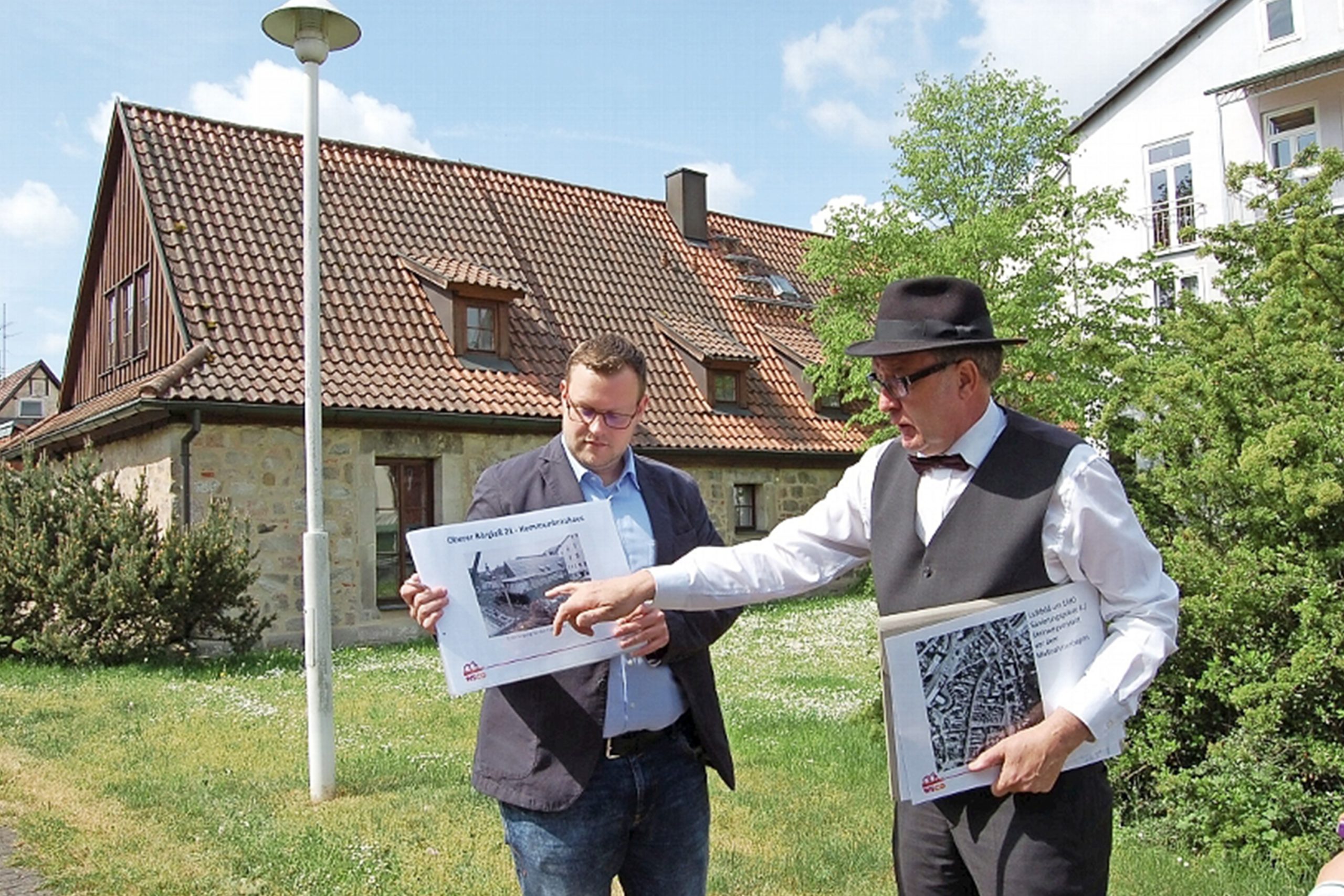 Stadtführer der auf Bilder zeigt.