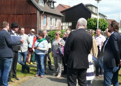 Gruppe mit Stadtführer.