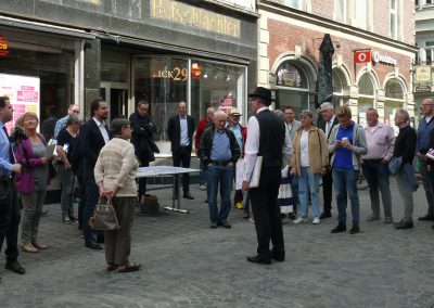 Gruppe mit Stadtführer