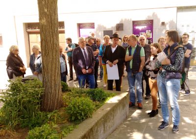 Gruppe mit Stadtführer bei Grünanlagen