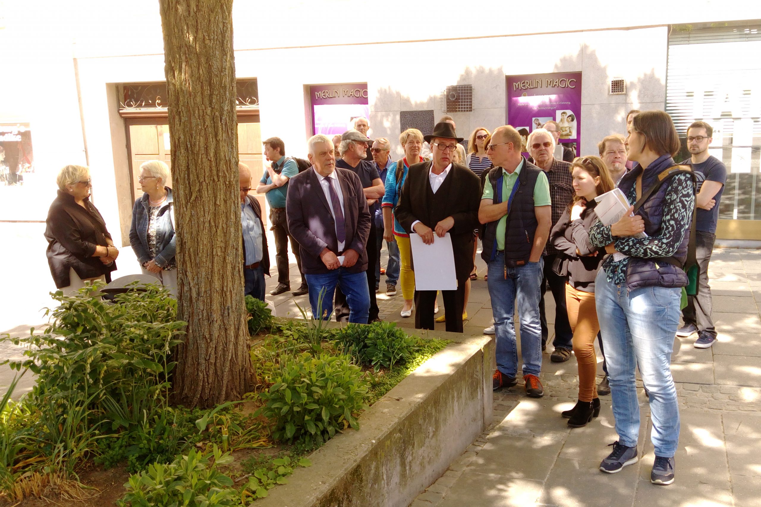 Gruppe mit Stadtführer bei Grünanlagen