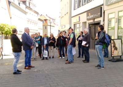Gruppe mit Stadtführer im Steinweg in Coburg