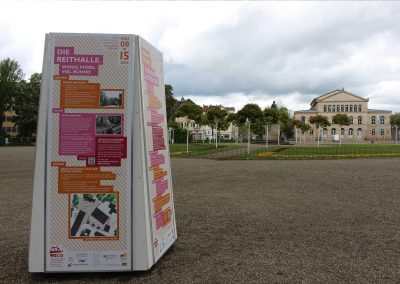 Litfaßsäule mit Programmaushängen.