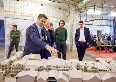 Personengruppe vor einem großen Modellausschnitt der Coburger Steinwegvorstadt.
