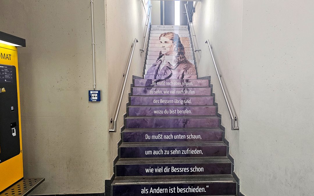 Kunst in der Tiefgarage: Rückert-Gedicht peppt Treppenstufen auf