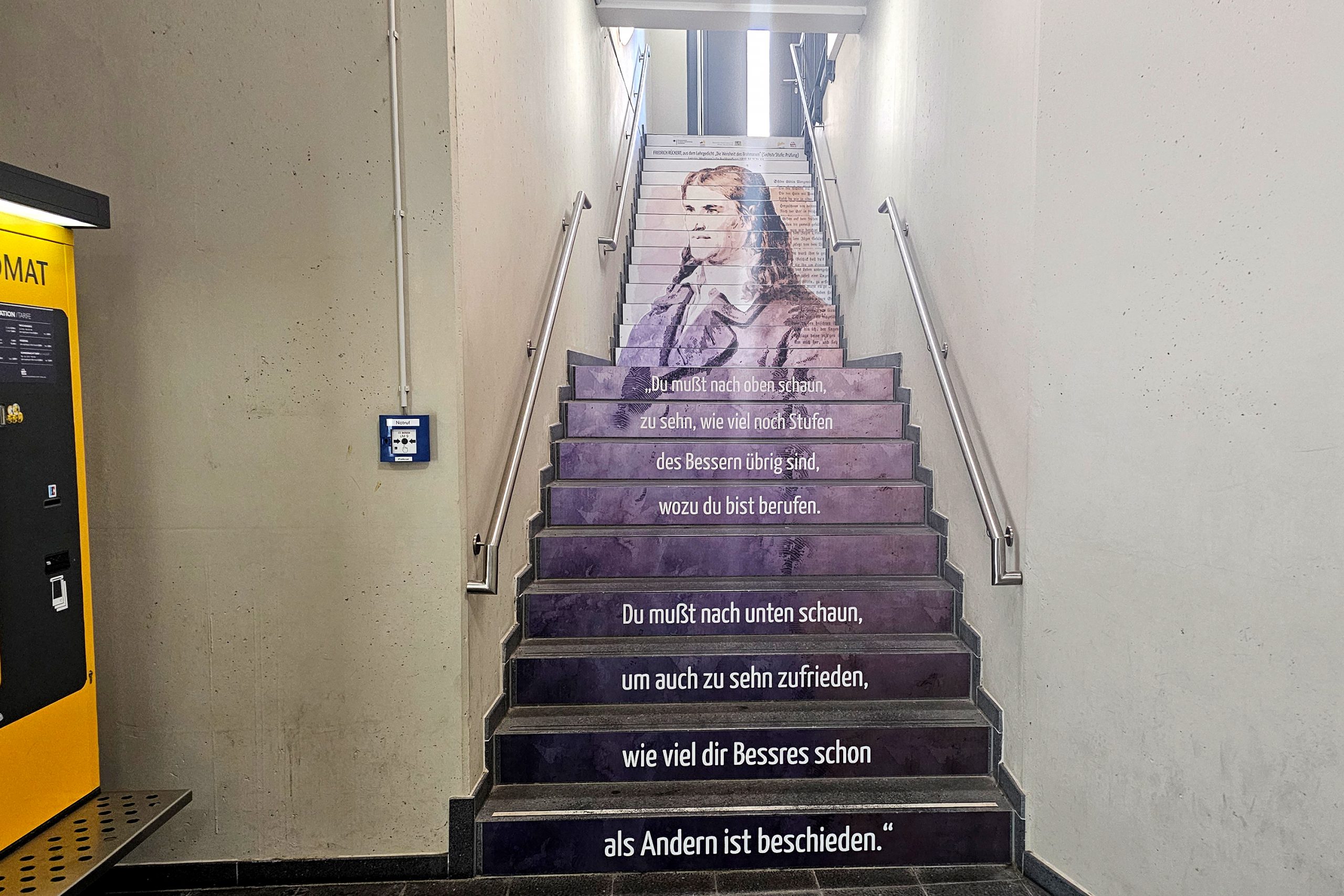 Treppenstufen mit dem Konterfei und einem Gedicht von Friedrich Rückert.