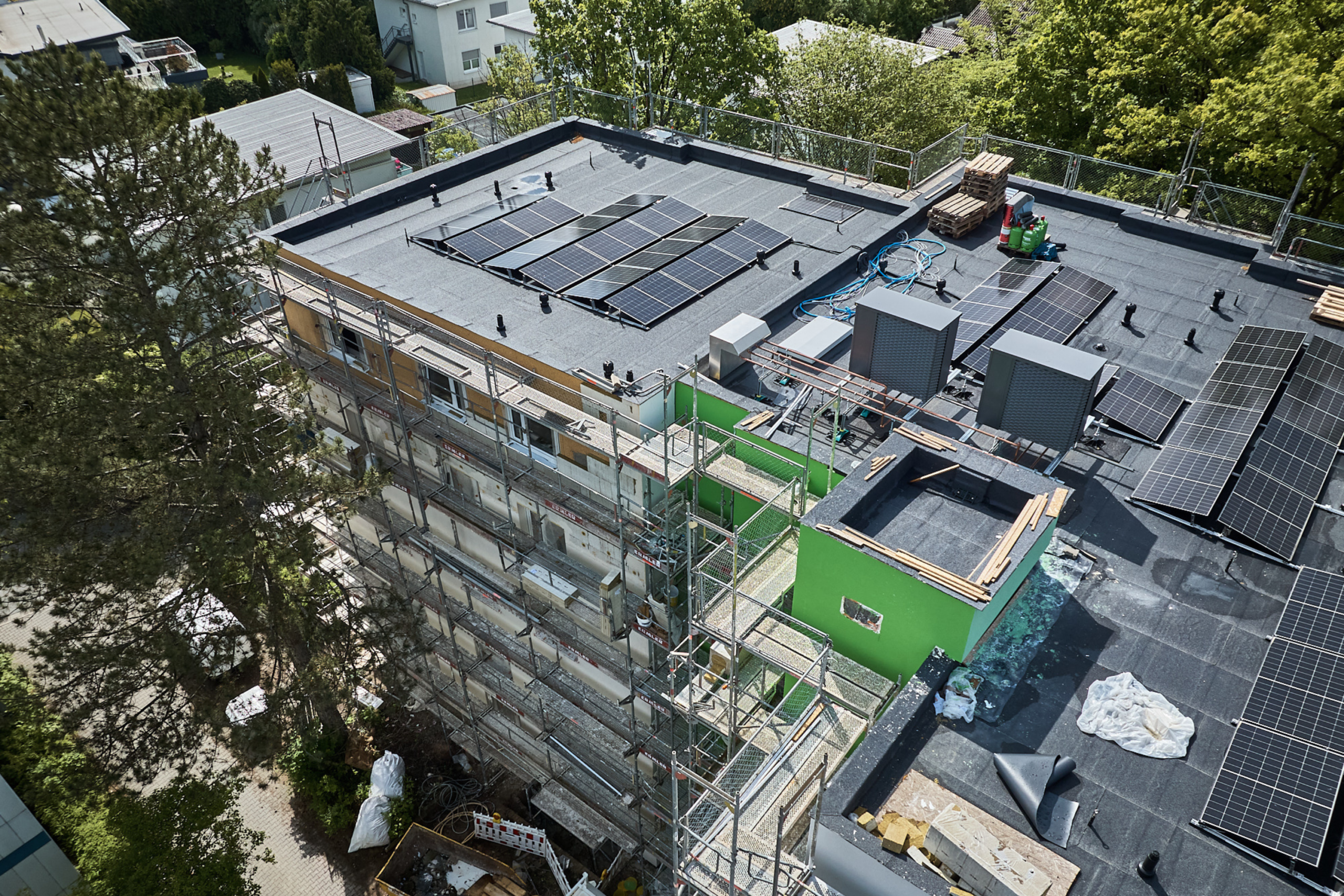 Pelzhuegel Dach PV-Anlage Geruest